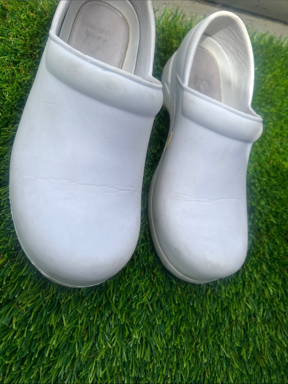Classic White Slip-On Mules for Nurse Women - Picture 2 of 7